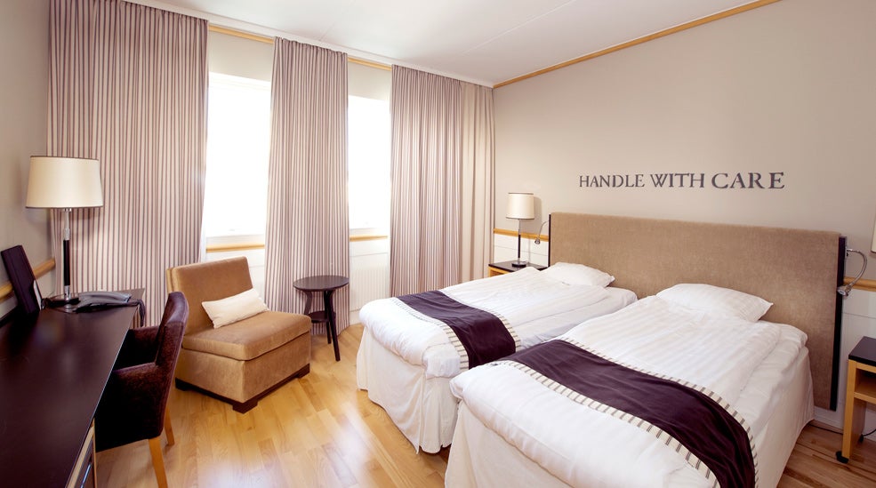 Stylish and bright twin hotel room at Fregatten Hotel in Varberg