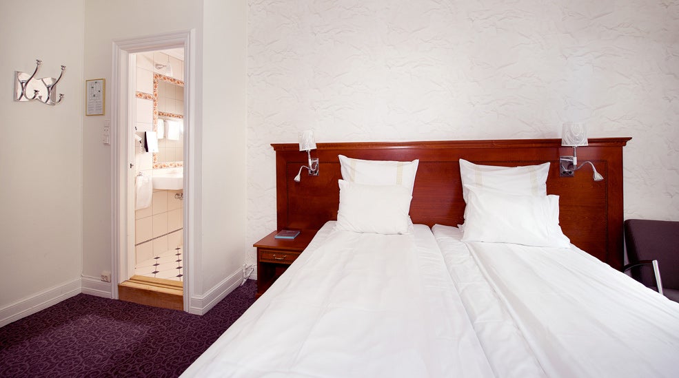 Large twin room with modern bathroom at Savoy Hotel in Oslo